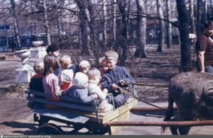 Катание на ослике в детском парке Фили 1984